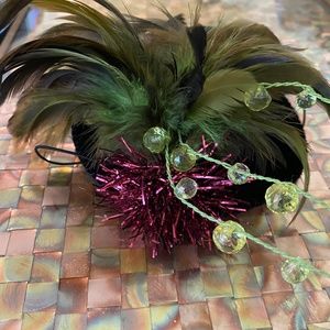 Tuzzie Muzzie similar to Fascinator